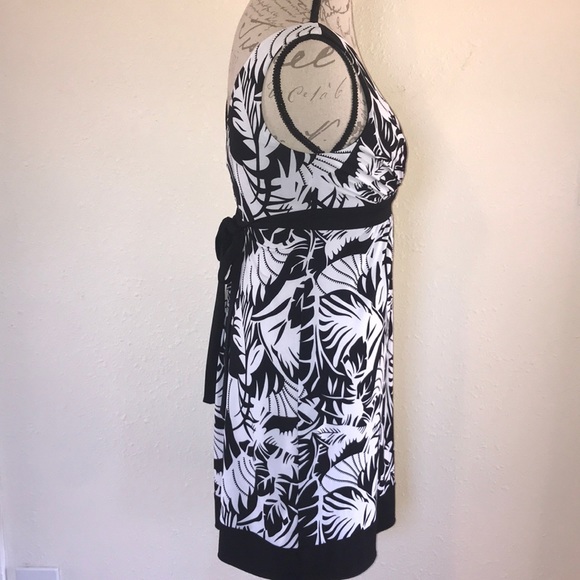 CITY TRIANGLES | Abstract Hawaiian Floral Dress - Picture 2 of 8